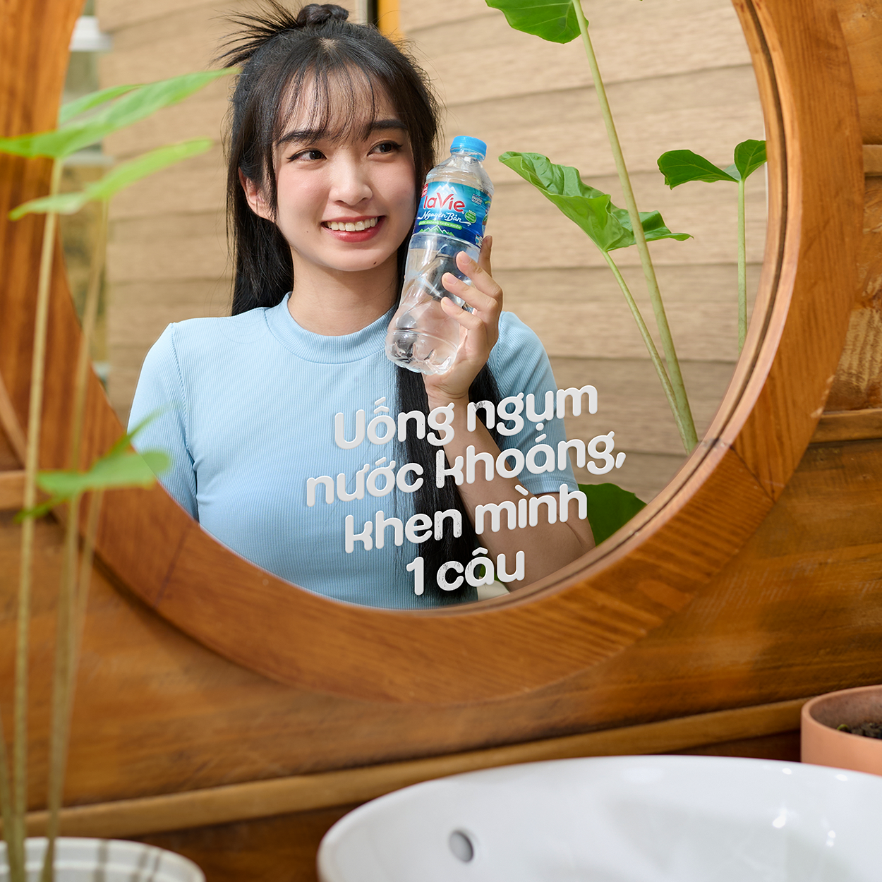 Uống ngụm nước khoáng, khen mình 1 câu