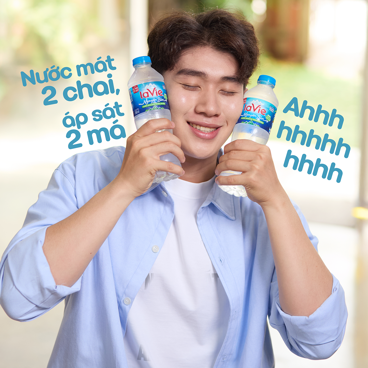 2 chai nước mát, áp lên má, ahhhhhh