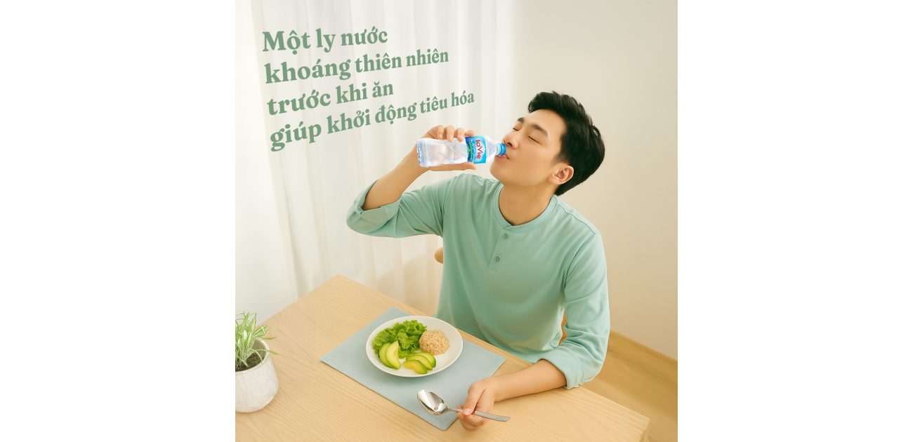 Một ly nước khoáng thiên nhiên trước khi ăn giúp khởi động tiêu hóa.