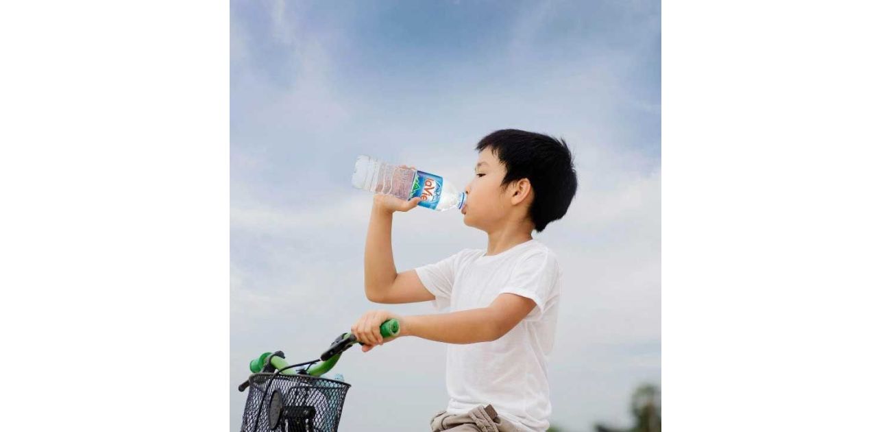 Tại sao cần đặc biệt lưu ý đến nhu cầu uống nước của trẻ sơ sinh và trẻ nhỏ?