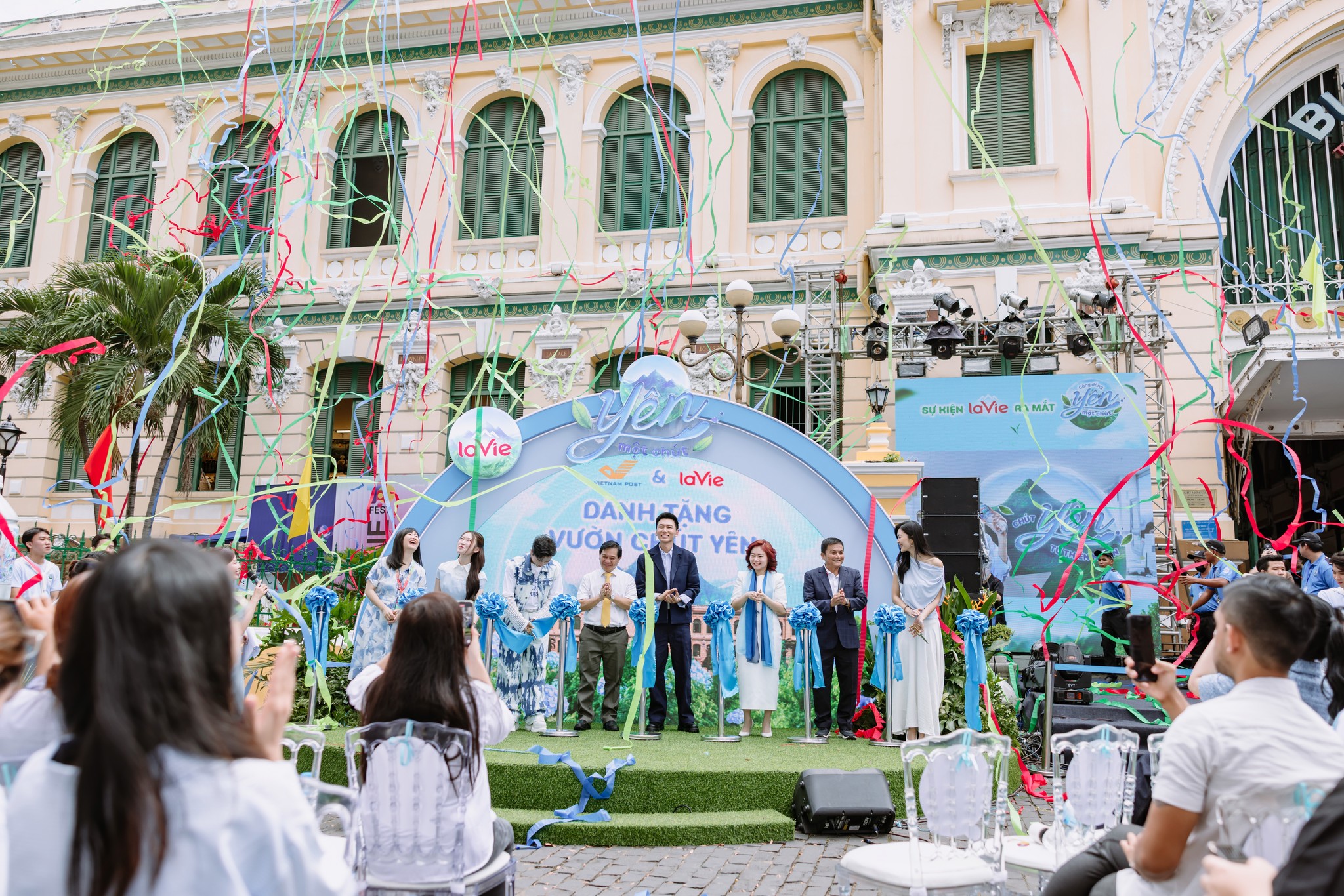 Pháo hoa rực rỡ cho khoảnh khắc La Vie chính thức ra mắt Cộng đồng Yên Một Chút!